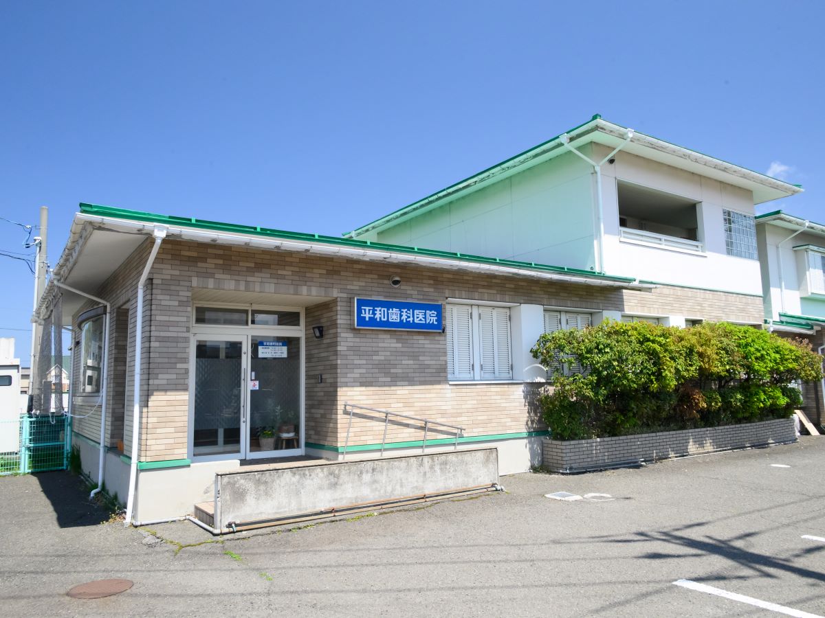 平和歯科医院まで約565m～590m（徒歩8分）　歯医者さんが近いので家族全員の「お口の健康」をトータルにサポートしてくれそうですね。