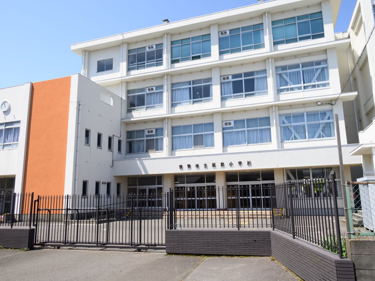 敦賀市立松原小学校 　まで約1.3km（徒歩17分）　日本三大松原の一つである気比の松原の松の葉と松原の海をイメージして作られた校章です！