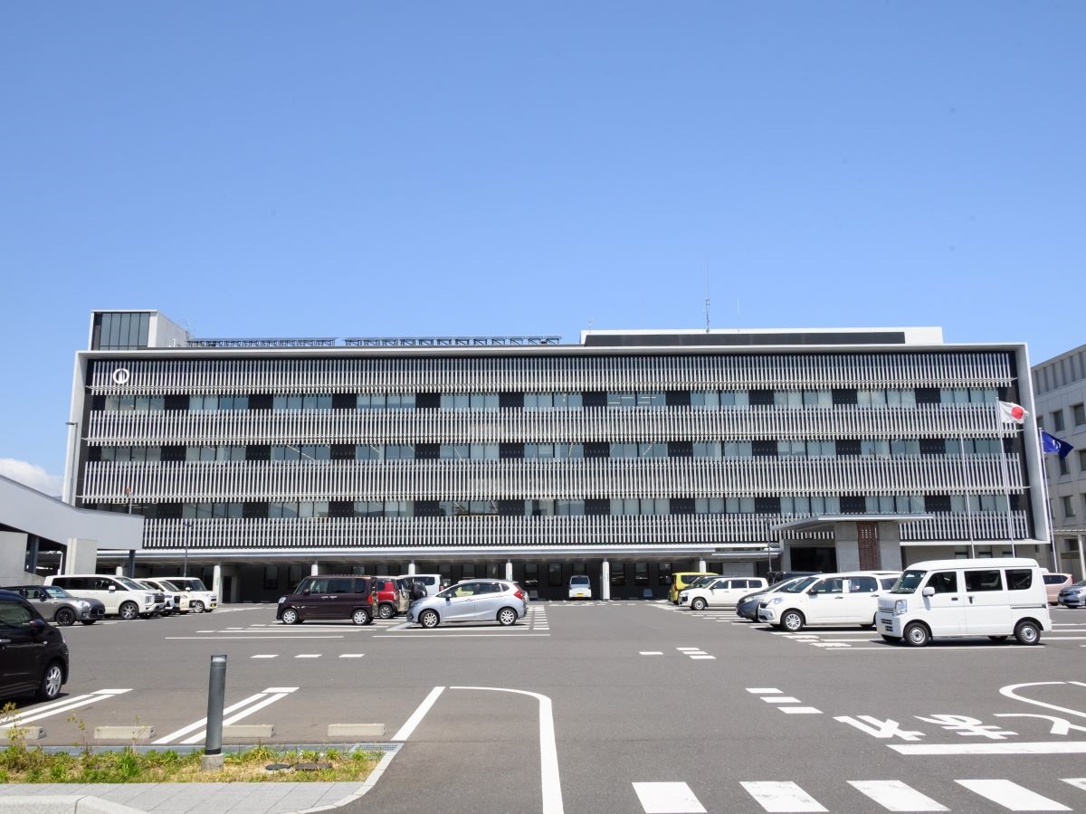 敦賀市役所まで約1.1km（徒歩14分）　各種相談、住民票所得や印鑑証明発行などの手続きがスムーズにできます。相談窓口が近くにあると便利ですね。