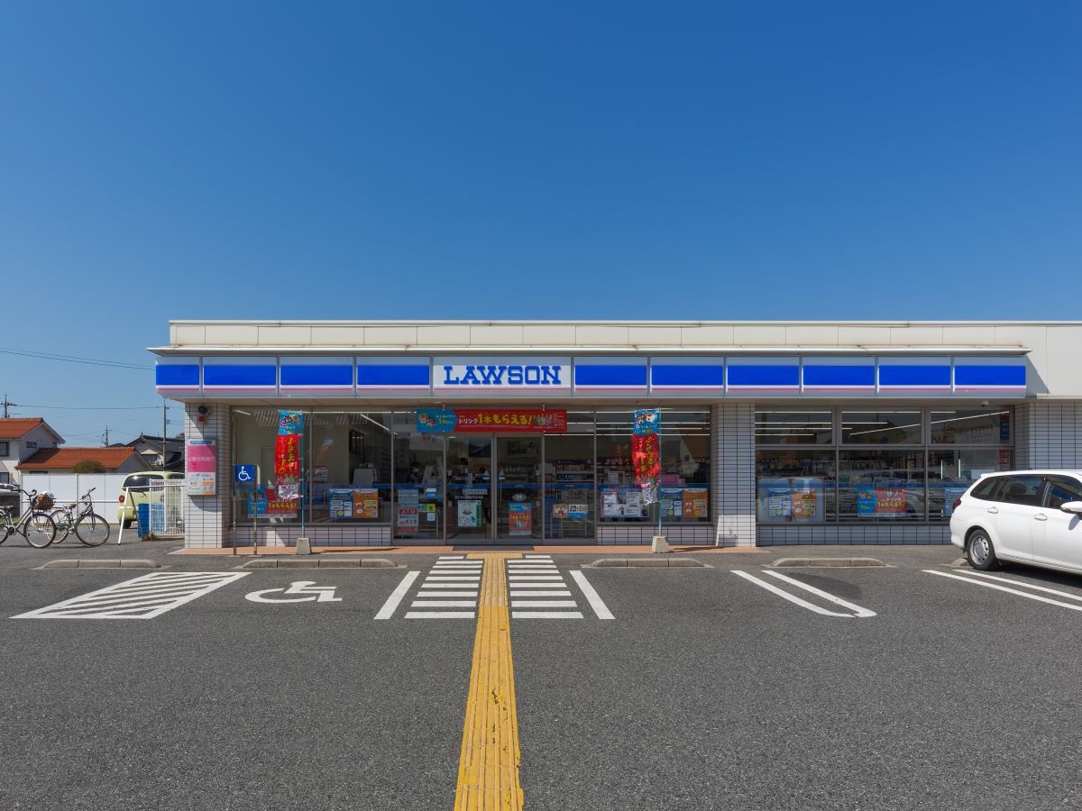 ローソン 鳥取アロハ店 まで約260m～430m（徒歩4分～6分）　コンビニが徒歩圏内で急なお買い物に便利。惣菜・冷凍食品も販売しており、お忙しい中での奥様の時短に一役買ってくれそうです。【営業時間】24時間営業