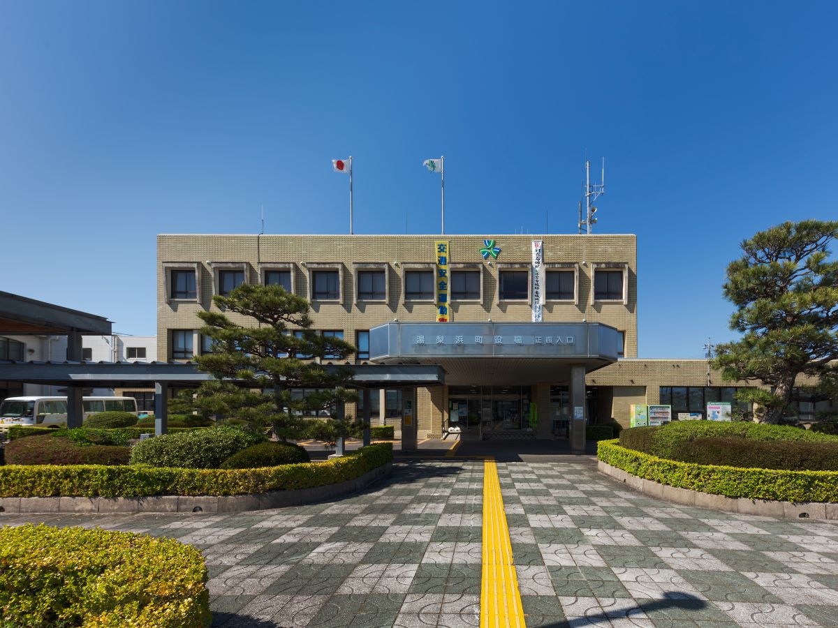 湯梨浜町役場 まで約560m～630m（徒歩7分～8分）　各種お手続きや子育て・福祉関係のご相談の際もご利用いただけます。【窓口受付時間】平日8:30～17:15
