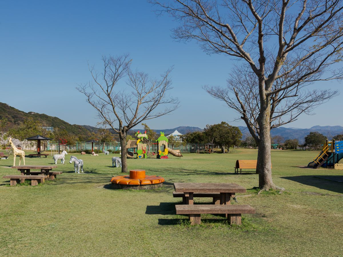 キリン公園 まで約2.4km～2.5km（徒歩30分～32分／車で約3分～約5分）　キリンの遊具がシンボルの公園です。ほどよい広さがあるので、お子様の外遊びやお散歩の合間の休憩にも良いですね。