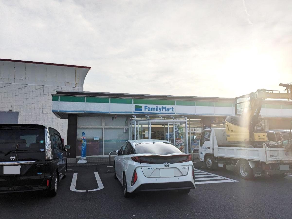 ファミリーマート富里インター店まで約500m（徒歩7分／車で約1分）　24時間営業、コンビニまで徒歩7分！急な買い物にもすぐ行けて便利です。