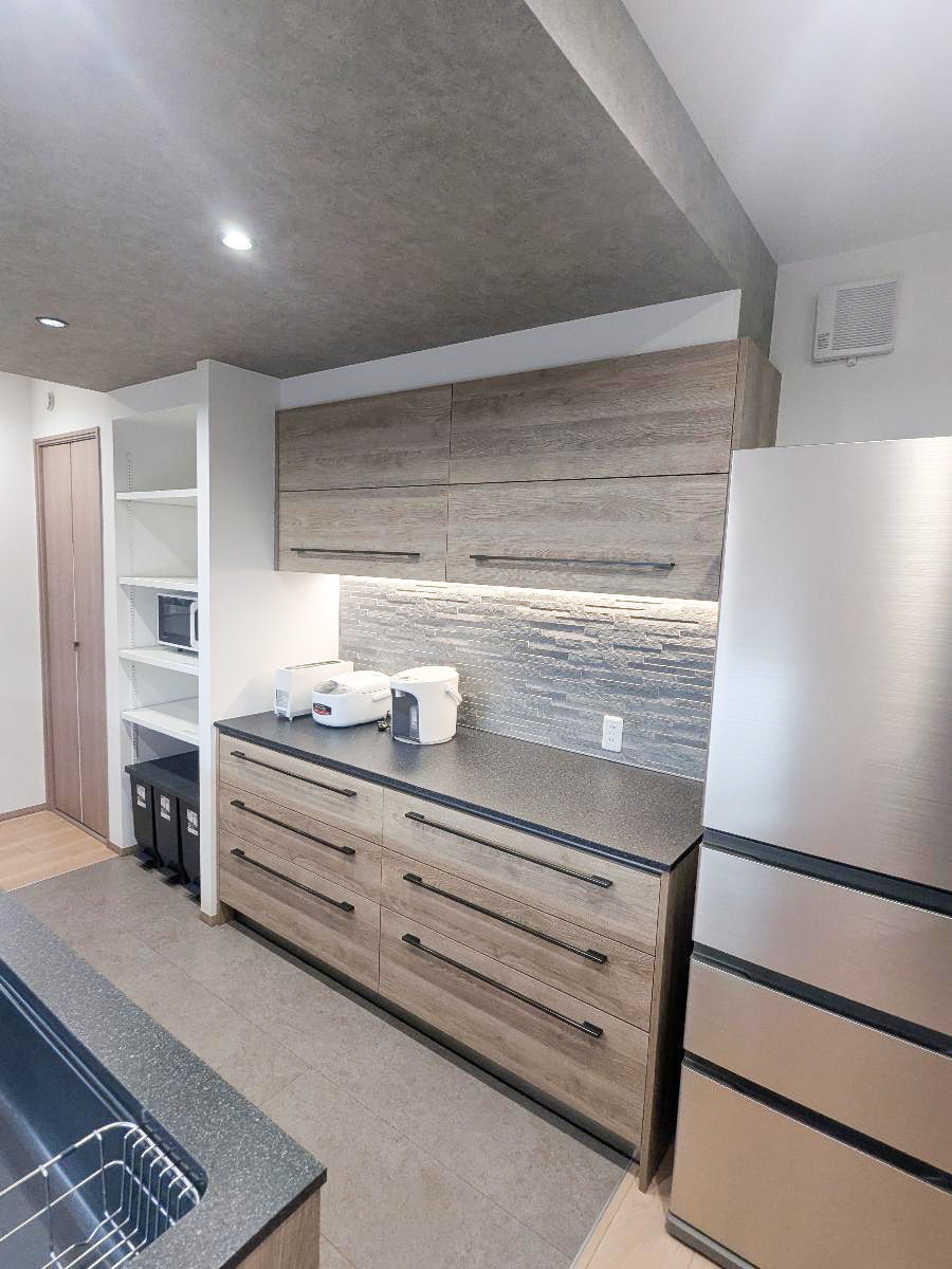 イイコトテラス成田並木 モデルハウス 区画番号No.10 パントリーやカップボード、自在棚でキッチン回りも収納たっぷり