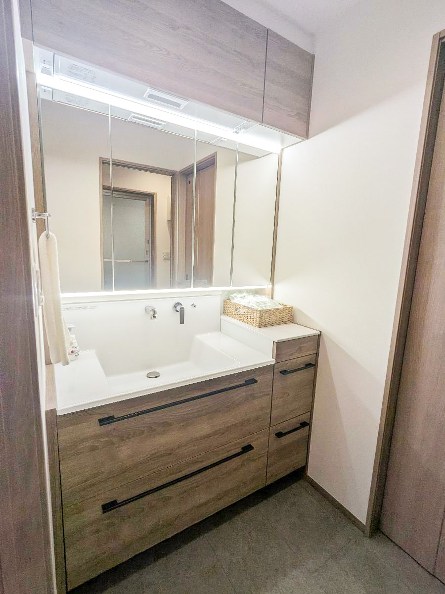 イイコトテラス成田並木 モデルハウス 区画番号No.10 ドライヤーやお化粧に便利なドライカウンター付き洗面台