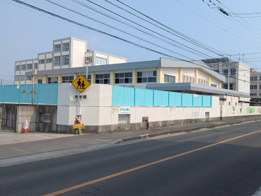 多肥小学校まで約1.6km（徒歩20分）　送り迎えが近くて便利。安心してお子様を送り出して頂けます。
