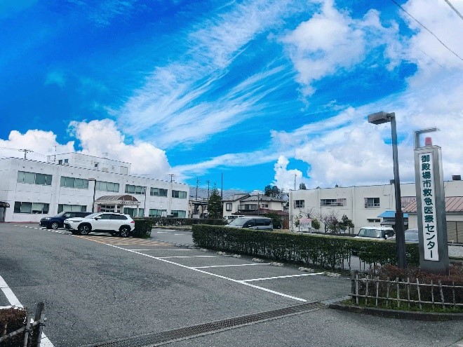 御殿場市救急医療センターまで約1.3km（車で約3分）　夜間・休日診療してます。
4・8・12月の第2木曜のみ休診
救急医療センターが近くにあれば、
急な体調不良の時にも安心ですね！
