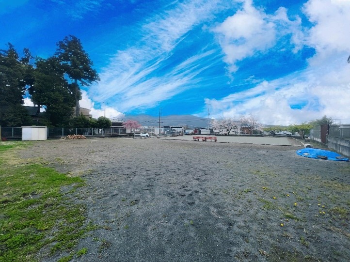 反田防災多目的広場まで約400m（徒歩5分）　分譲地から一番近い広場です。
夕方には学校終わりの子どもたちで
にぎわってます。
ご近所さんたちとお友達になれるチャンスかも
