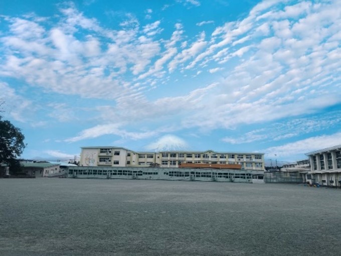 御殿場小学校まで約750m（徒歩10分）　全校生徒数約962人（※2024年5月1日時点）
1学年約130人～180人の同級生とお友達に
なれます！
「学校を通して人を幸せにする」
という使命の下、大きな富士山の
麓で子供たちのやる気と思いやり
を育むことができます。

