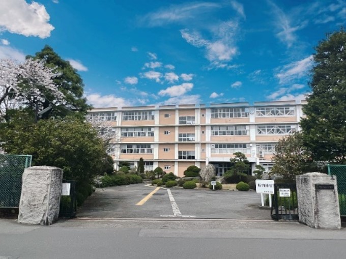 御殿場高校まで約1.4km（徒歩18分）　創立120年を超える地域の伝統校です。
地元企業だけでなく、ファナック㈱や、
トヨタ自動車㈱などの有名企業への
就職実績もあります。
大学や専門学校への進学だけでなく、
就職実績も良い高校です！
