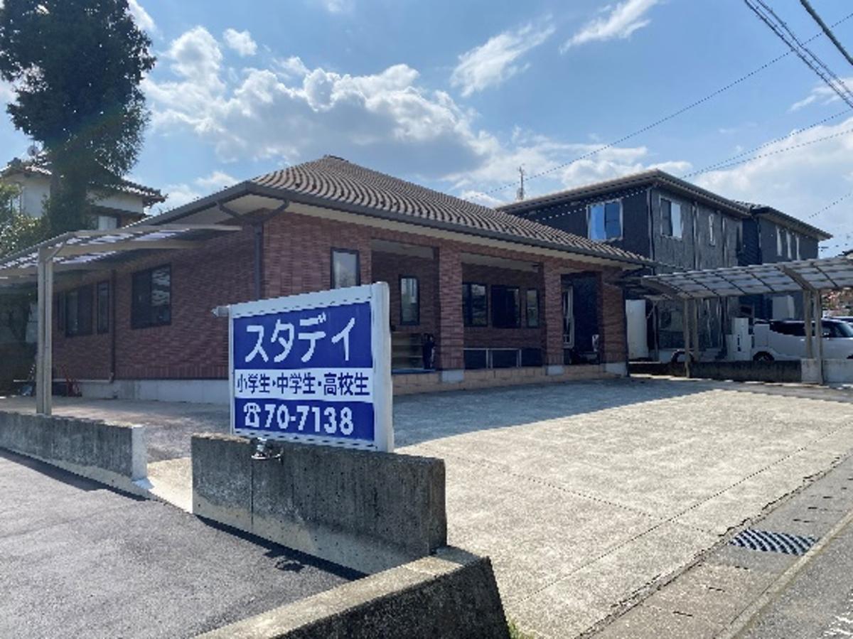 スタディ進学塾まで約1.8km（車で約5分）　仕事をしているお母さんにぴったり！
AIタブレット学習でお子様の成績アップも！！

