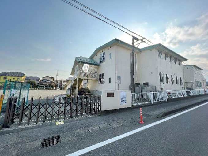 御殿場幼稚園まで約1.6km（車で約5分）　車で約5分の距離！100名を超えるの園児数を誇る幼稚園です！（※2024年5月1日時点）
3つの広い園庭では沢山のお友達と仲良くなれます。
駐車場が完備されているので、
お車での送迎も安心してできます♪
