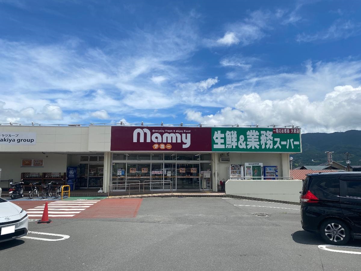 マミー二枚橋店まで約1.1km（徒歩14分／車で約4分）　精肉・鮮魚がズラリ。新鮮な食材が食卓を囲みます。業務スーパーや百円ショップもあるので日用品のほとんどはこちらで揃います。
