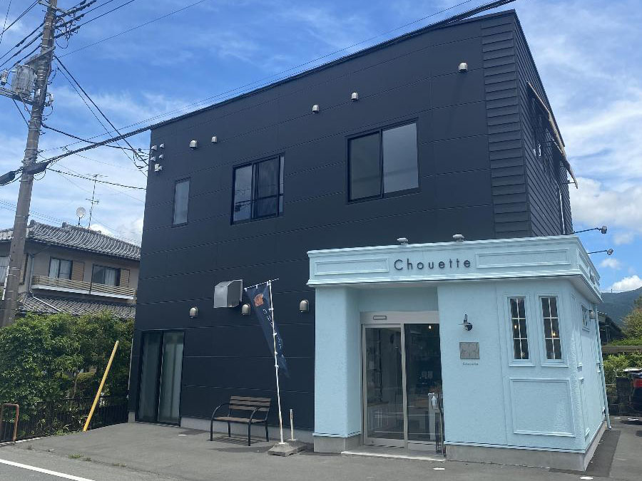 Chouette　シュエットまで約1.6km（車で約4分）　クロワッサンが有名なパン屋さんとして多くの方が買いに来られます。
その他、菓子パンも種類が豊富で食べたいパンが多くて迷ってしまいます
