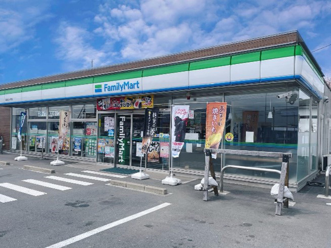 ファミリーマート御殿場北久原店まで約1km（徒歩13分／車で約3分）　小腹がすいたときや、アイスが食べたいと
きに、お散歩がてらお買い物に行けます。
