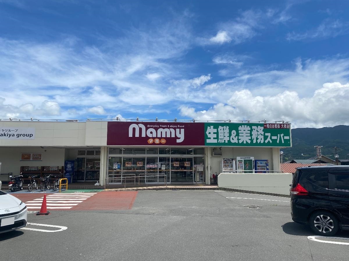 マミー二枚橋店まで約1.1km（徒歩14分／車で約4分）　精肉・鮮魚がズラリ。新鮮な食材が食卓を囲みます。業務スーパーや百円ショップもあるので日用品のほとんどはこちらで揃います。
