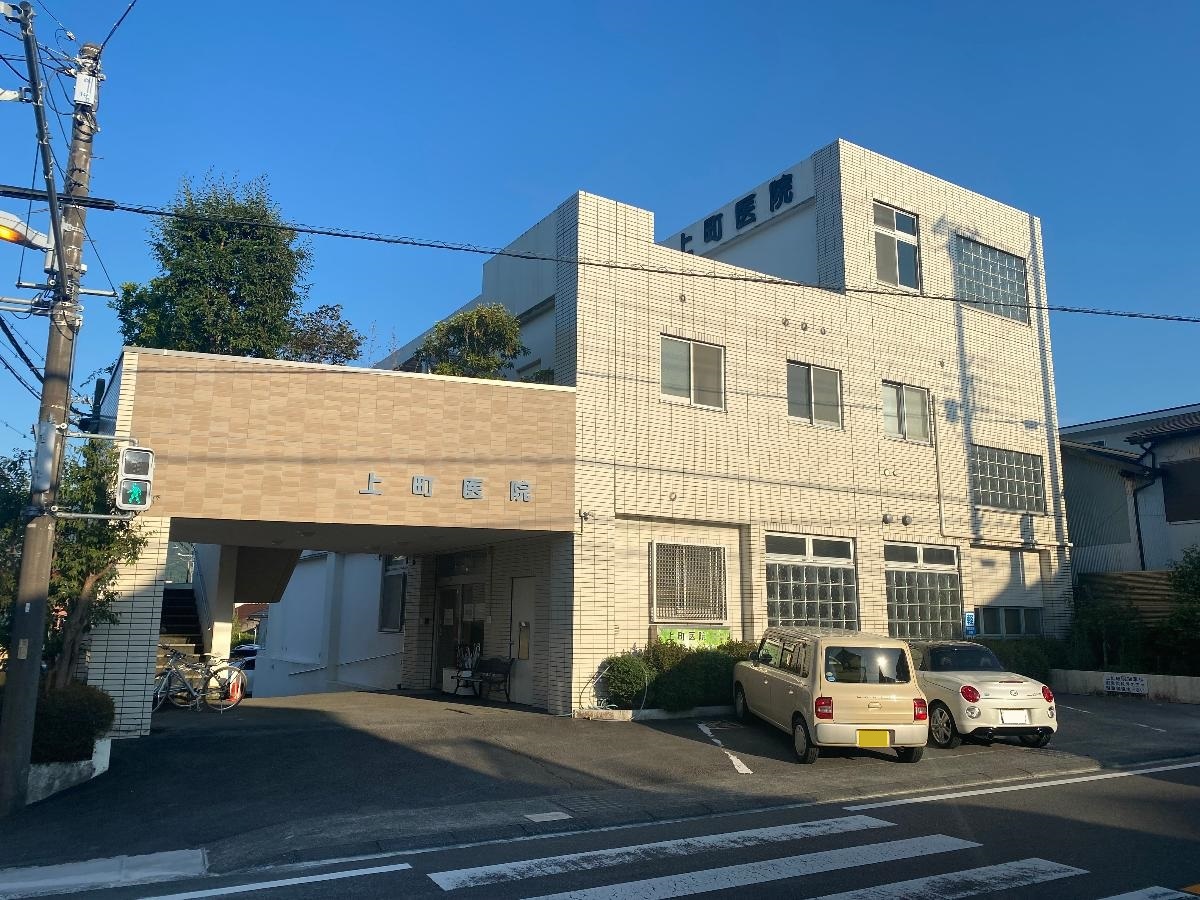 上町医院まで約1km（徒歩13分／車で約3分）　【診療時間】9:00-11:30  15:00-18:00【休診日】木午後・土午後・日・祝【診療科目】内科・小児科・脳神経内科　患者さんのみならず、ご家族の負担も考えて医療を提供してくれます。

