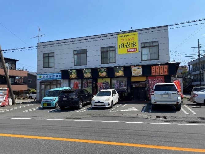 富士家系 直壱家 御殿場店まで約1.5km（車で約4分）　家系と呼ばれるこってりラーメンのお店。
醤油・塩・味噌など、メニューが豊富で色々なラーメンが楽しめ、営業時間も21時（※日曜日は20時）までと長く営業してくれることもうれしいですね。
