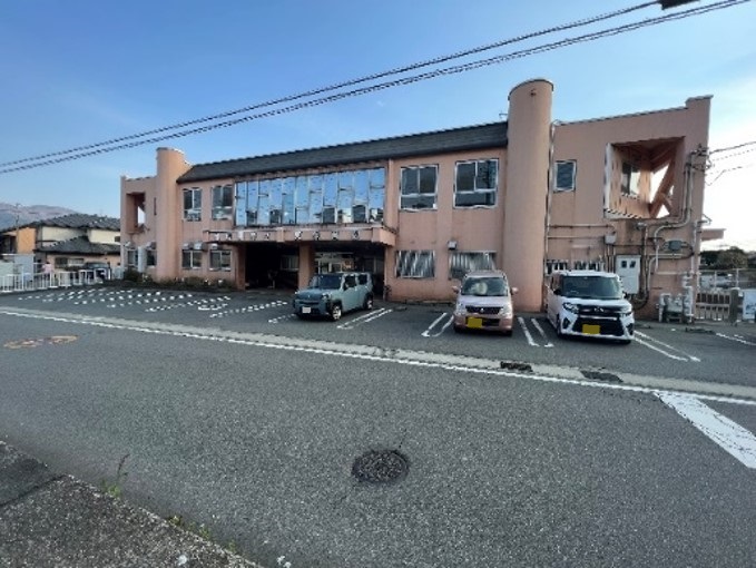 御殿場市立東保育園まで約1.4km（徒歩18分／車で約4分）　車で約3分の距離！
駐車場があるので、お車での送迎も〇
朝7時～最大19時まで預けることが
できます。広い園庭では、
運動場以外にも、畑や花壇を
通して、たくさんの自然の中で楽しく
過ごすことができます！
