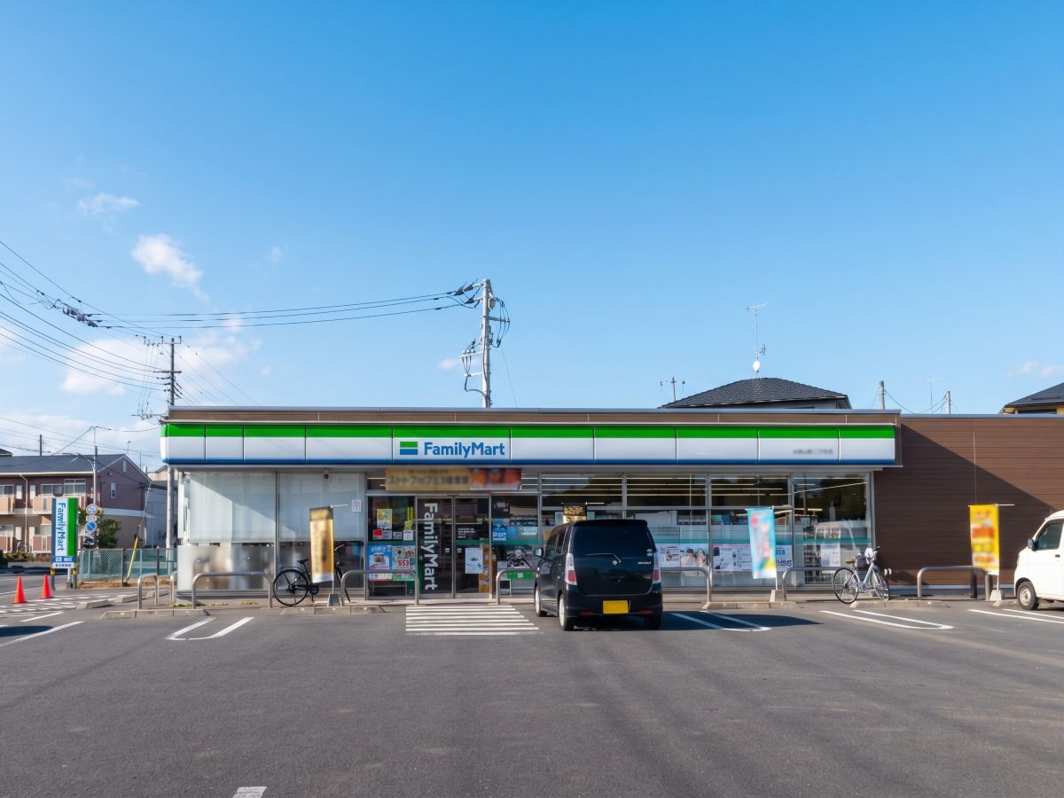 ファミリーマート 水戸見和三丁目店まで約560m～580m（徒歩7分～8分）　24時間営業なので、ちょっと甘いものが食べたい時や、深夜の急なお買い物にもすぐ対応できます！日々の生活のそばにあると、安心感が違いますよね。