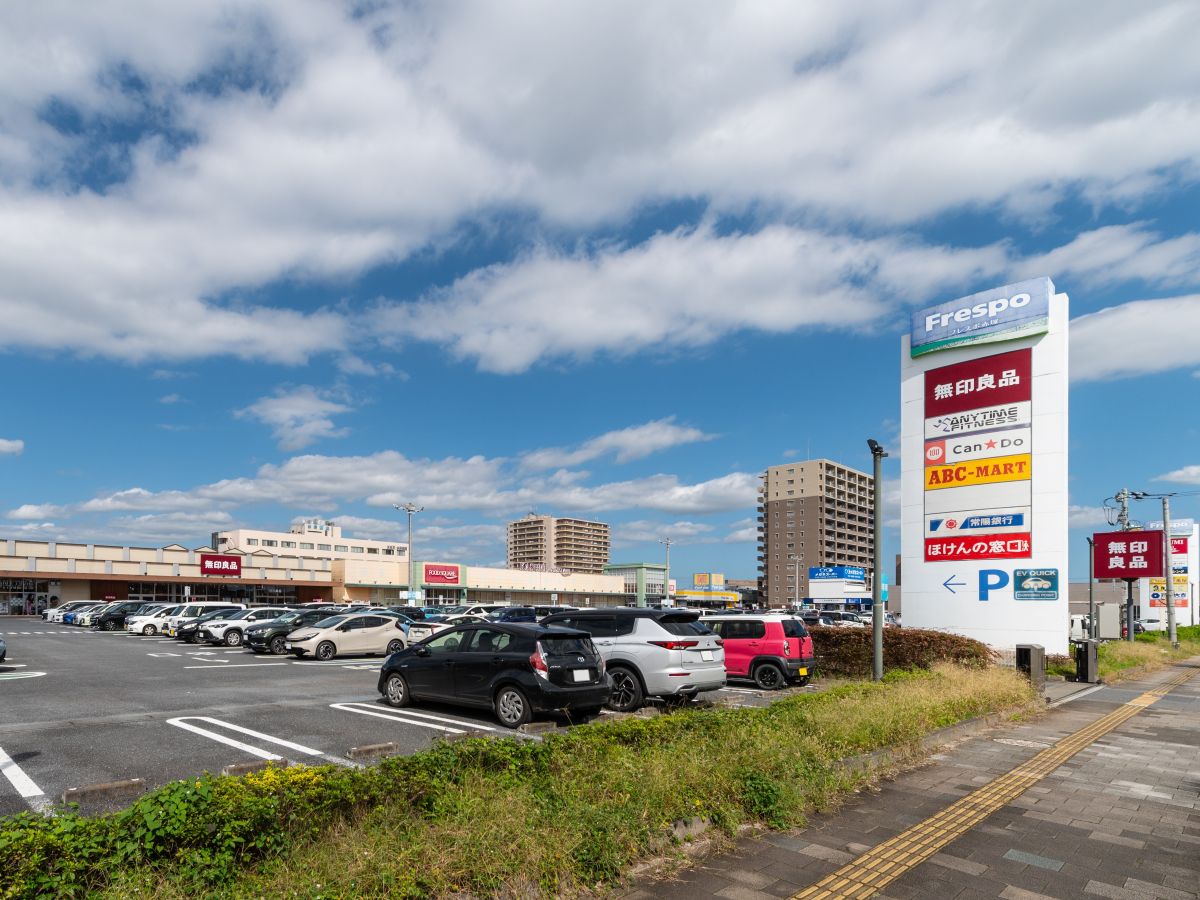 フレスポ赤塚まで約1.2km（徒歩15分／車で約5分）　フードスクエアカスミ(水戸赤塚店)や無印良品(フレスポ赤塚)のほか、飲食店(カレーハウス CoCo壱番屋 フレスポ赤塚店など)や美容室(カットハウスひかり)などが入る複合商業施設です。日々の買い物から食事まで楽しめるスポットです♪【営業時間】(フードスクエアカスミ)9:00～24:00　※その他の営業時間は公式HPをご確認ください。
