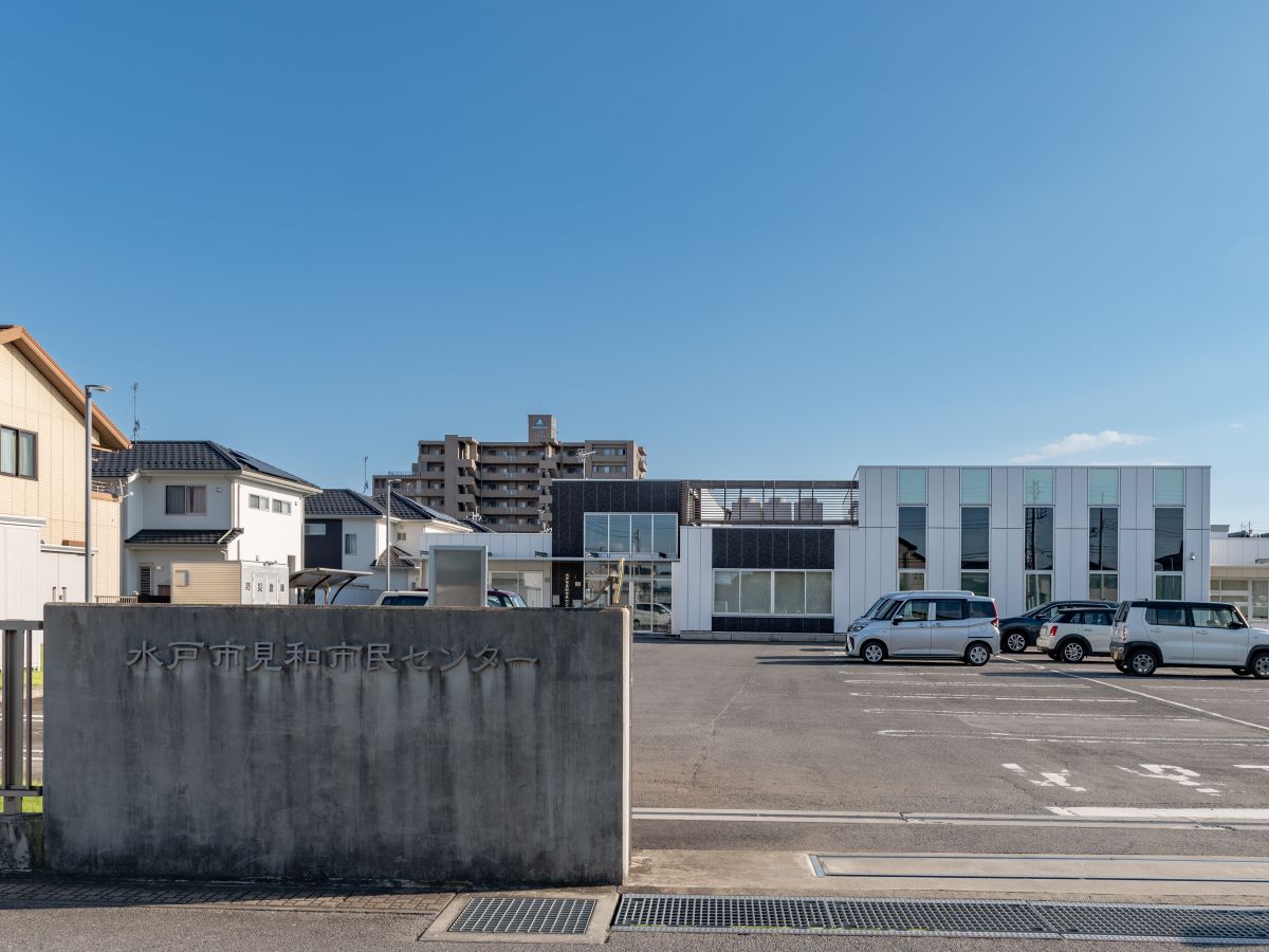 水戸市見和市民センターまで約860m～880m（徒歩11分）　地域コミュニティ活動の拠点の場として、市民活動の支援や市民向けの生涯学習講座を開講しているほか、窓口業務(各種証明書等の発行)を行なっています。 【施設利用時間】9:00～21:30　(窓口業務は平日 8:30～17:15)