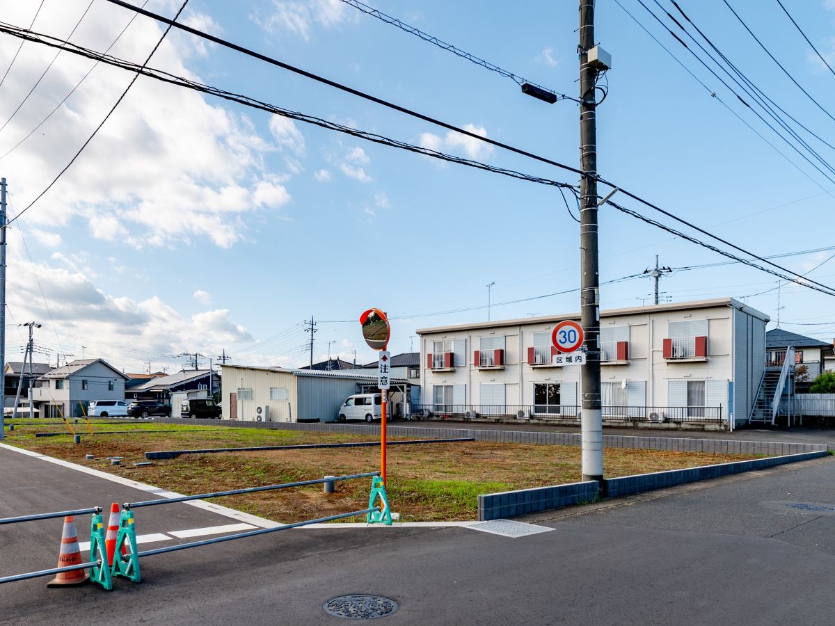 区画1：244.29㎡(73.89坪)　南側と東側が道路に面した角地です！風通しや日当たりが良さそうですね！　