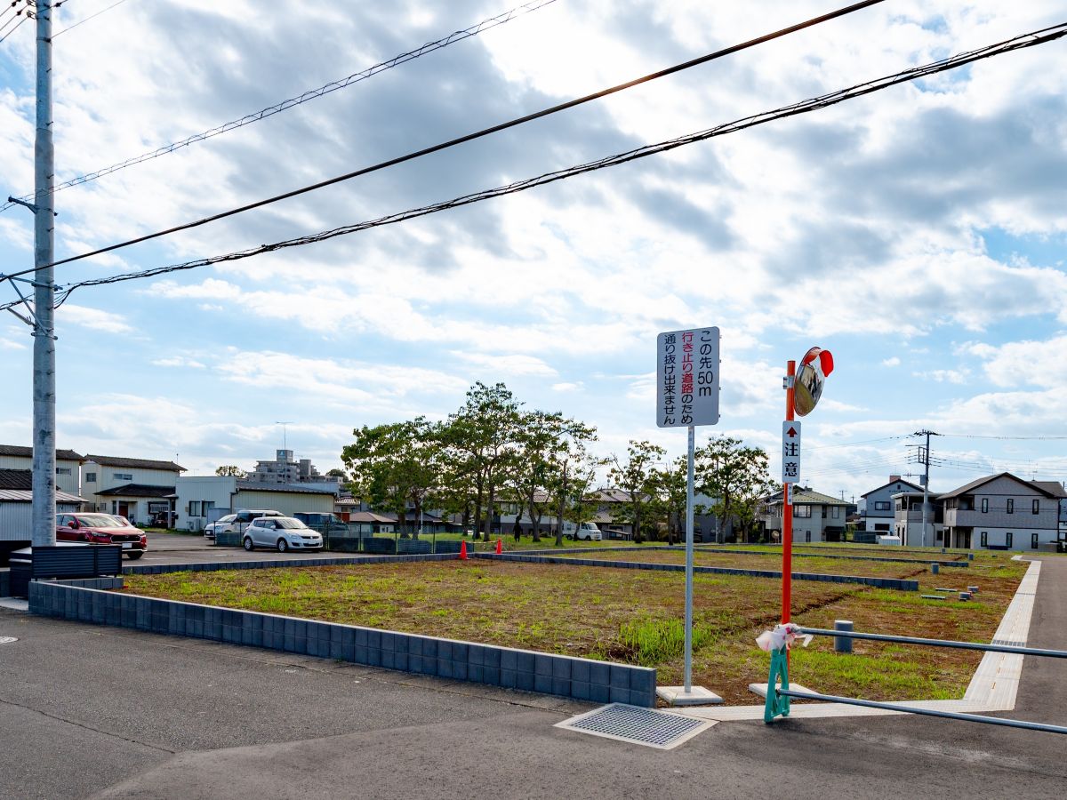 区画8：232.55㎡(70.34坪)　2方向が道路に面した角地です。開放感がありますね！　