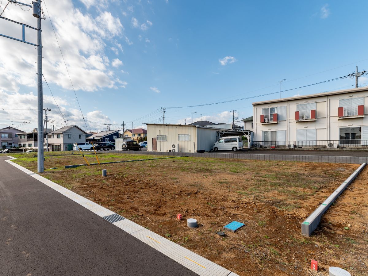 区画2、3　前面道路は約6mあり、車の出し入れも安心です☆　
