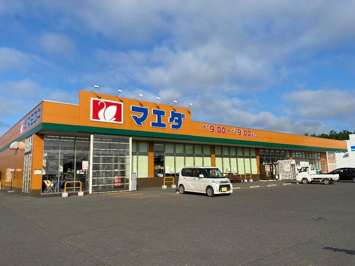 マエダストア七戸店まで約3.4km（車で約8分）　地元の農産品を広く取り扱うお店です。地元に根差した商品が多く、おいしいお惣菜も多種多様です。