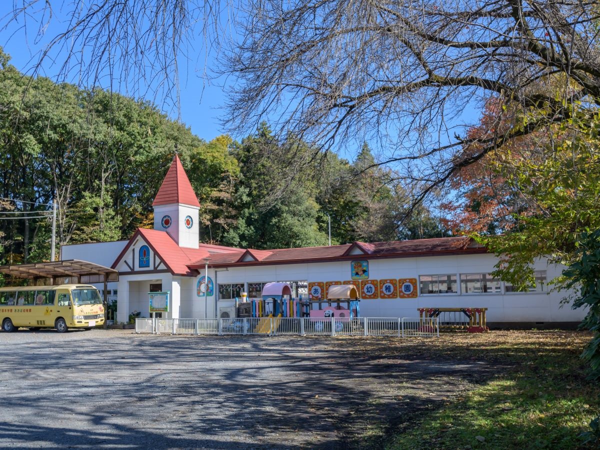 あおば幼稚園まで約590m（徒歩8分）　保育時間は平日7:30～18:30。
土・日・祝および長期休暇期間は休園。