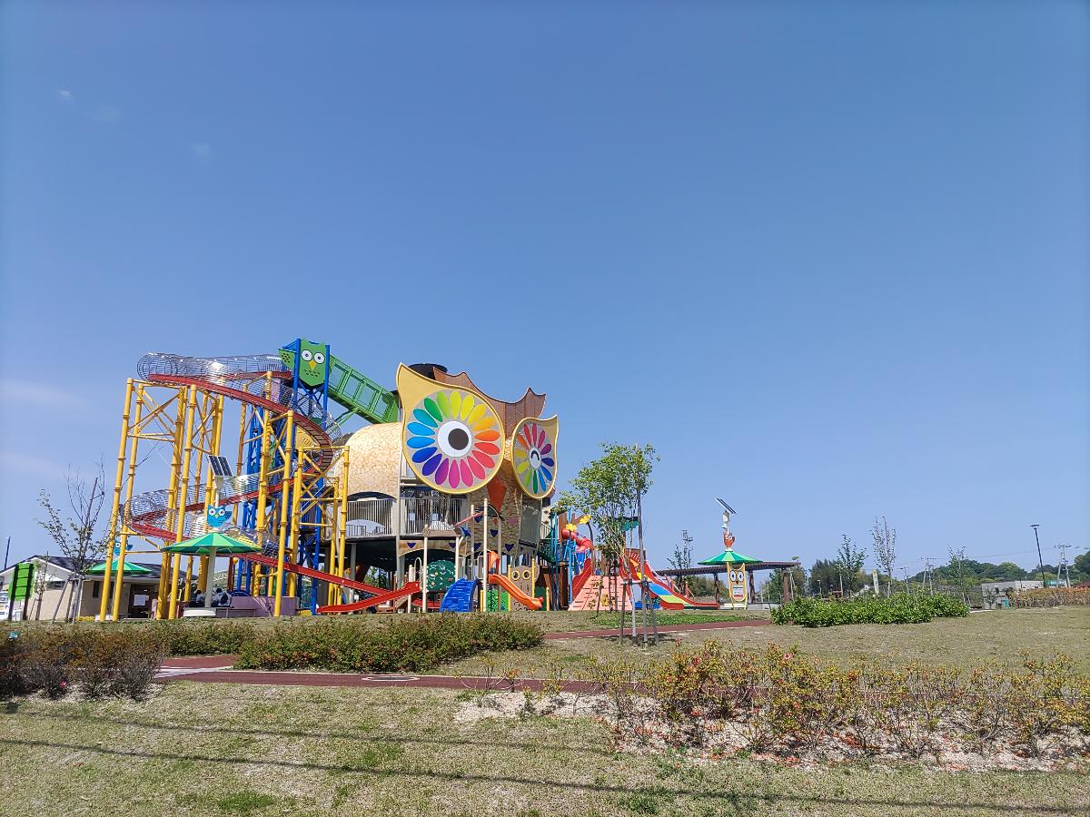 愛宕山ふくろう公園まで約1.7km（車で約5分）　岩国市民憩いの大型公園です。
巨大な遊具や夏場は水遊びのできる噴水もあります♪