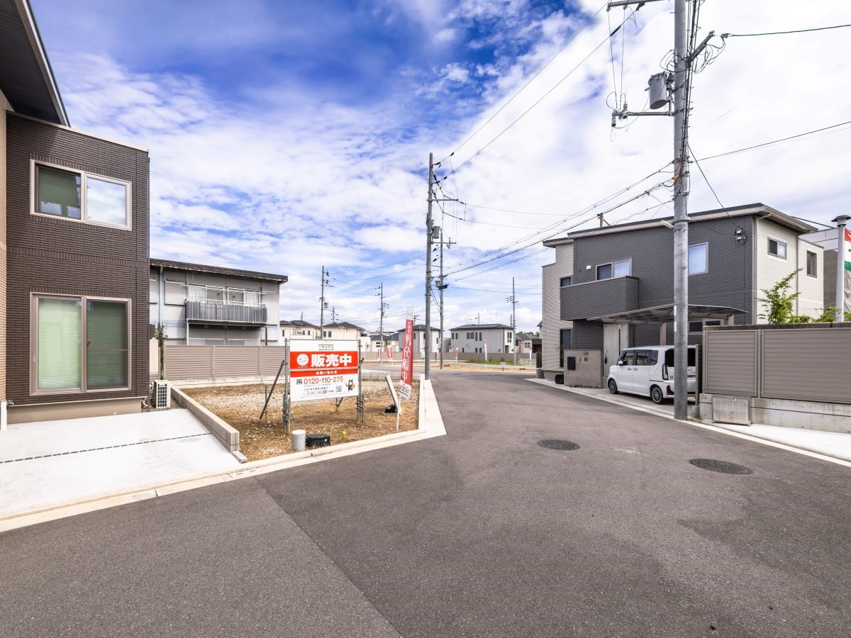 区画1-6、2-1前面道路。幅約6mあるので、車の出し入れもスムーズです。　