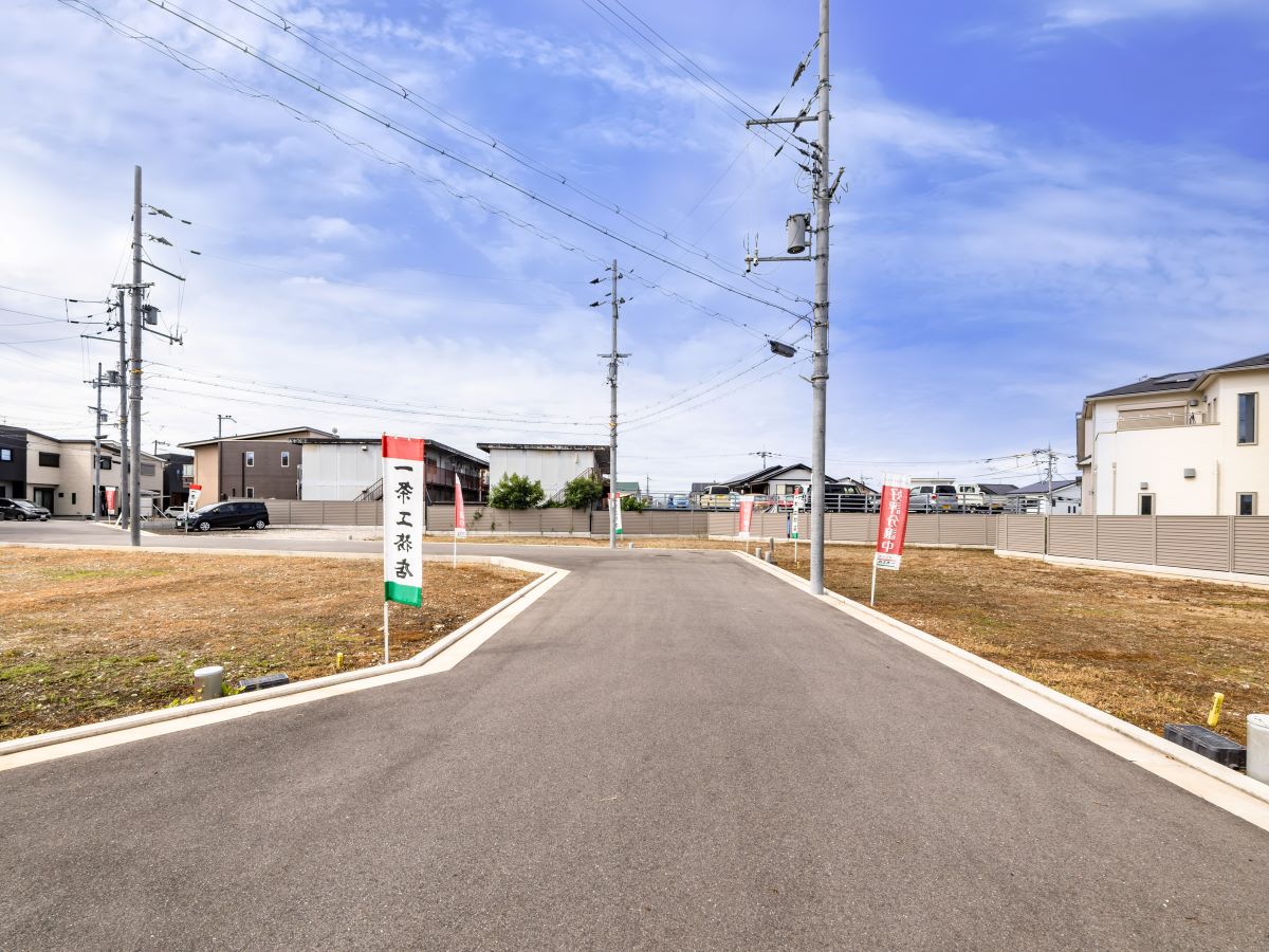 区画2-1～2-3東側道路。　しっかりと整備されているので、お散歩もしやすいです。　