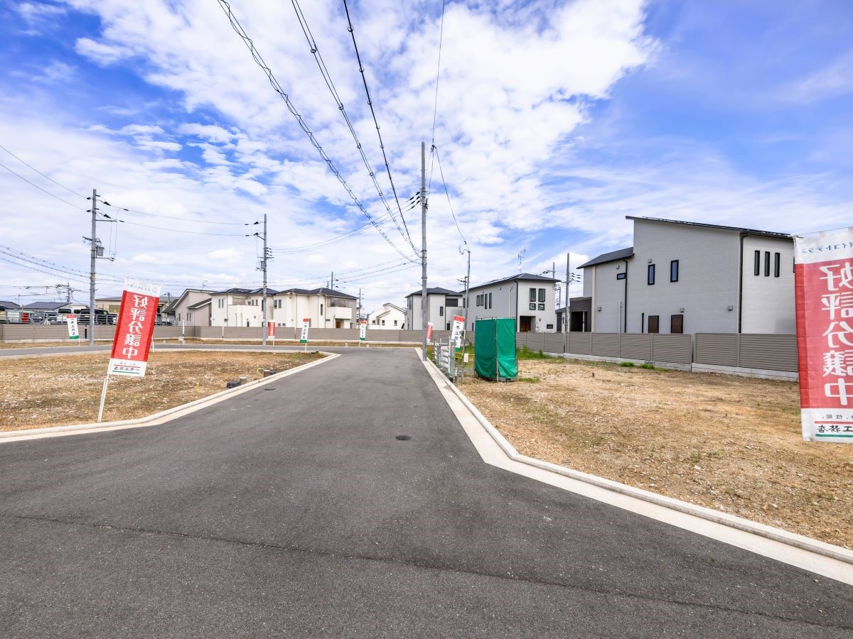 区画2-8～2-10西側道路。穏やかな住環境なので、様々な世代の方が心地よく暮らすことができます。　