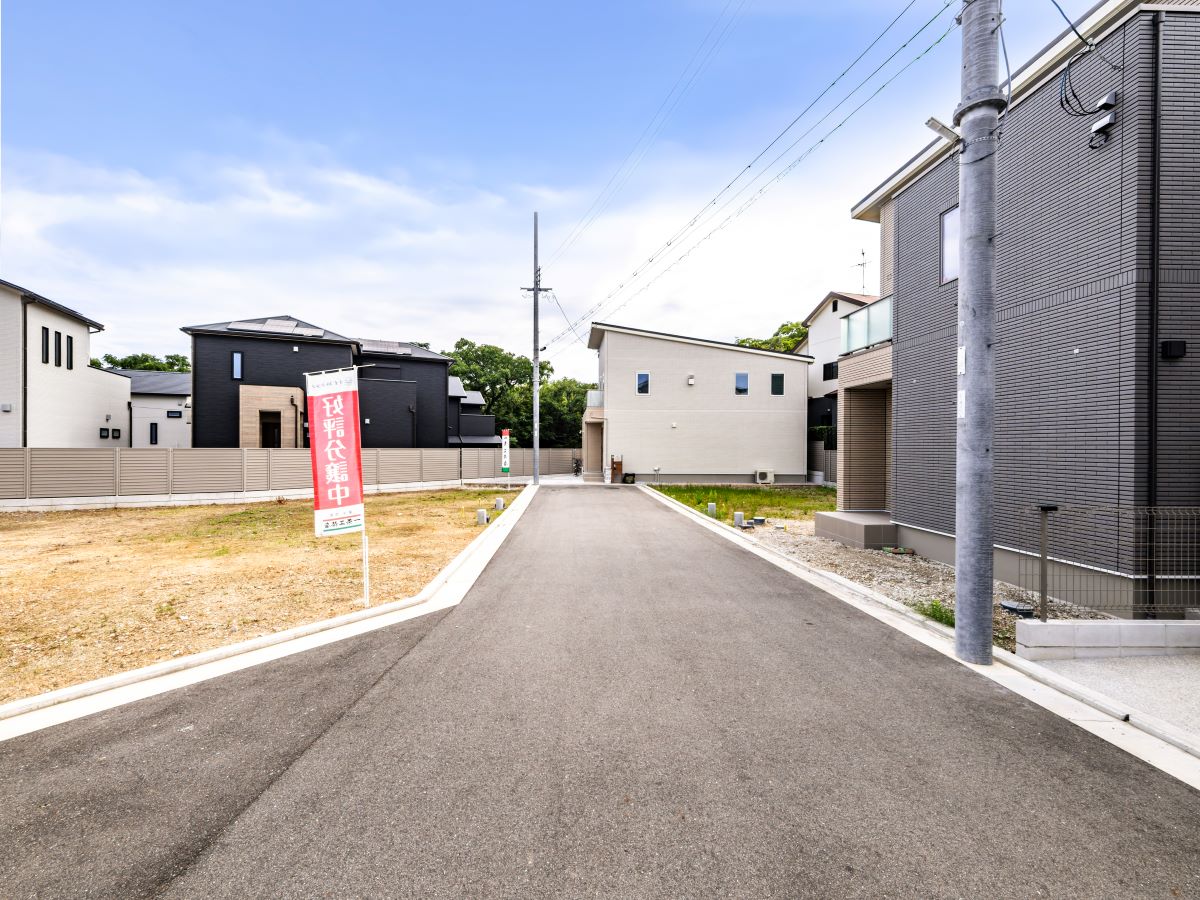 区画2-10、2-11南側道路　お住まいの方が通る道路なので、駐車時も落ち着いて駐車ができます。　