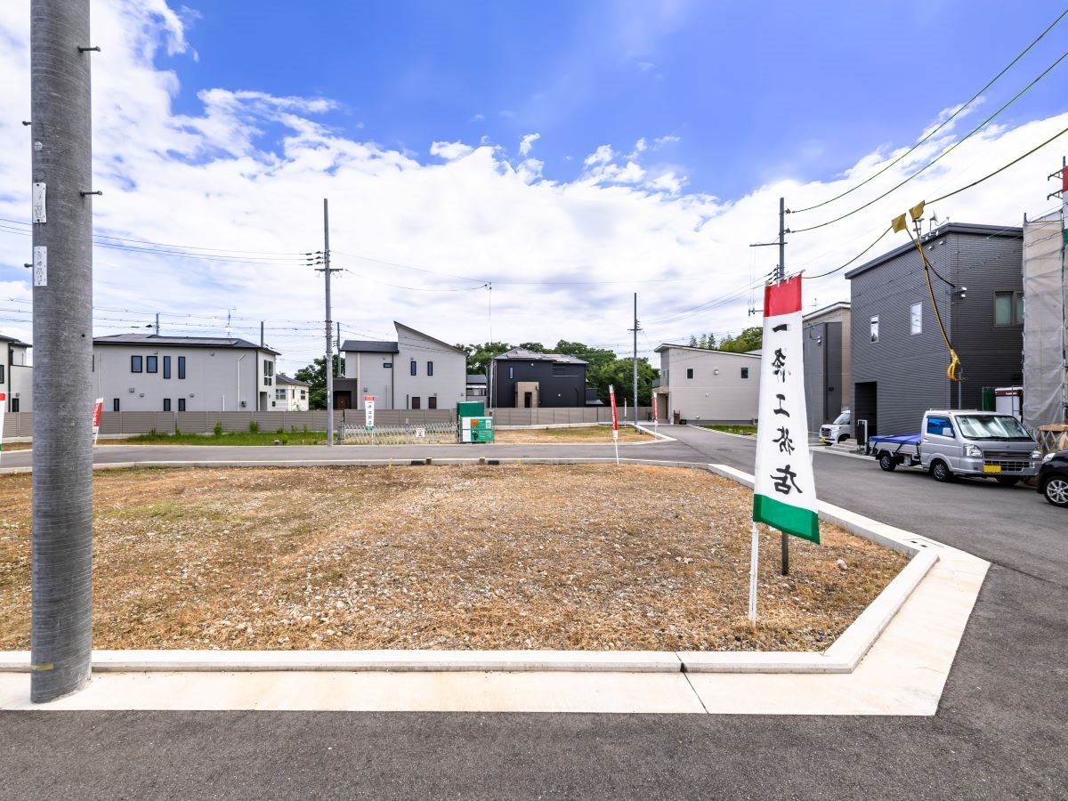 区画2-18：103.70㎡(31.36坪)　3方向が道路なので、風通しや日当たりが良さそうですね！　