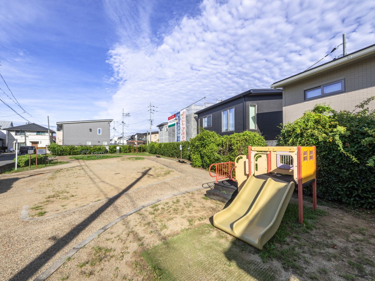 菱木サントリナ公園まで約140m（徒歩2分）　休日は菱木サントリナ公園でお子さまと遊んでリフレッシュ！