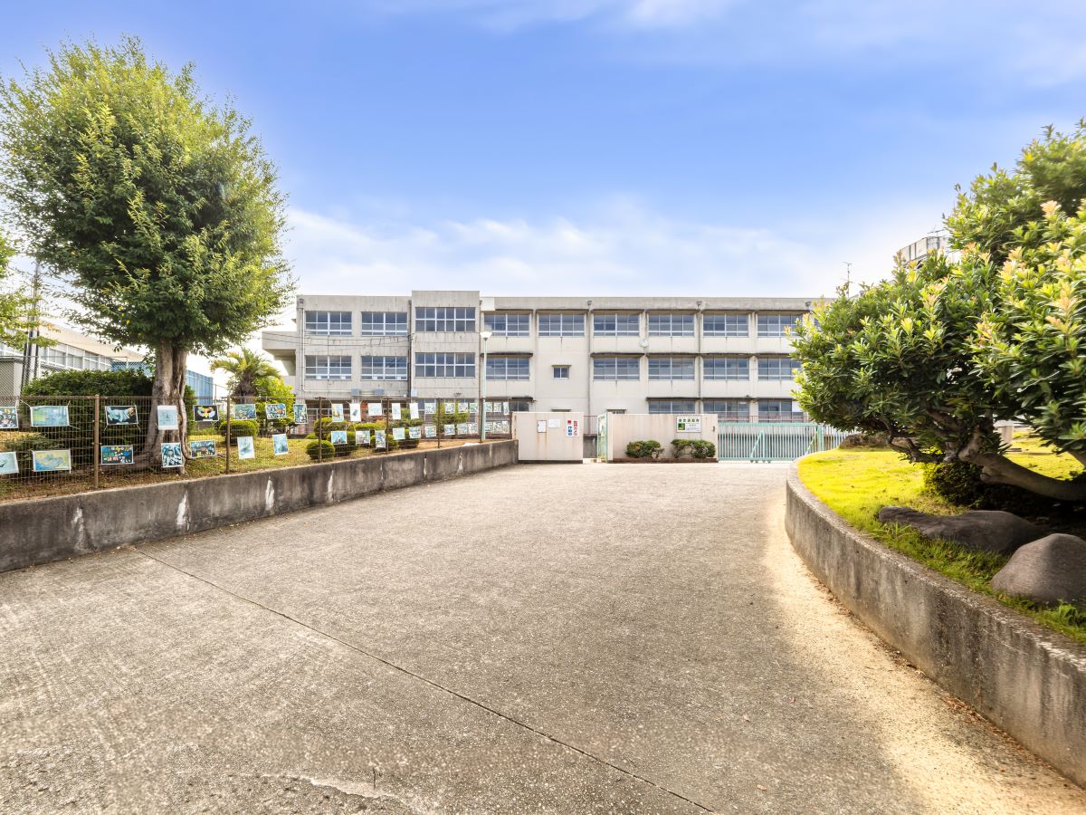 堺市立福泉中学校まで約1.3km（徒歩17分）　お子さまの成長が著しいのが中学時代ですね。部活動に励んだり、勉強をがんばったり、大人になる第一歩を学ぶ場所です。