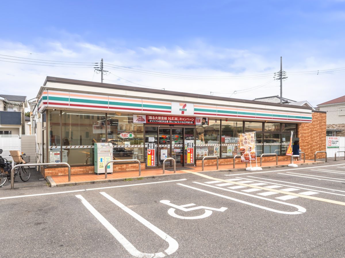 セブンイレブン堺草部店まで約700m（徒歩9分）　歩いてすぐの場所にあります。ちょっとしたお買い物など近くにコンビニがあるととても便利ですよね。