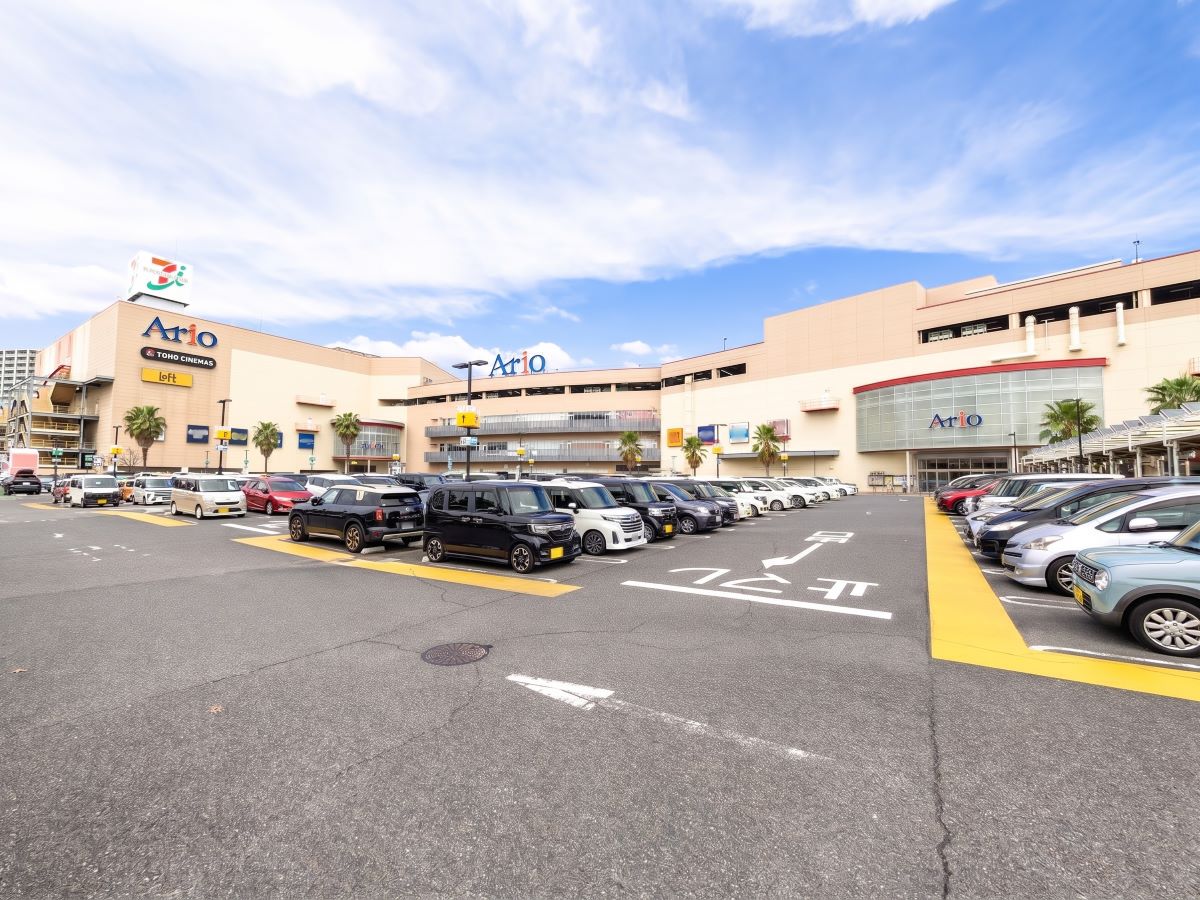 アリオ鳳まで約3.2km（車で約9分）　1日中家族が全員が楽しめるお店や施設が充実 しています。休日ここに来れば、一週間分のお買い物も、家族でのランチも、一度に全て済ませることができます。