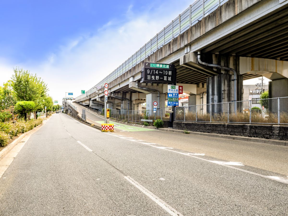 堺泉北道路　菱木ICまで約900m（車で約3分）　堺泉北道路へスムーズに乗れる利便性が魅力です。阪和道や阪神高速へ直結し、大阪市内や関西空港方面へのマイカー移動・通勤が格段に快適になります。
