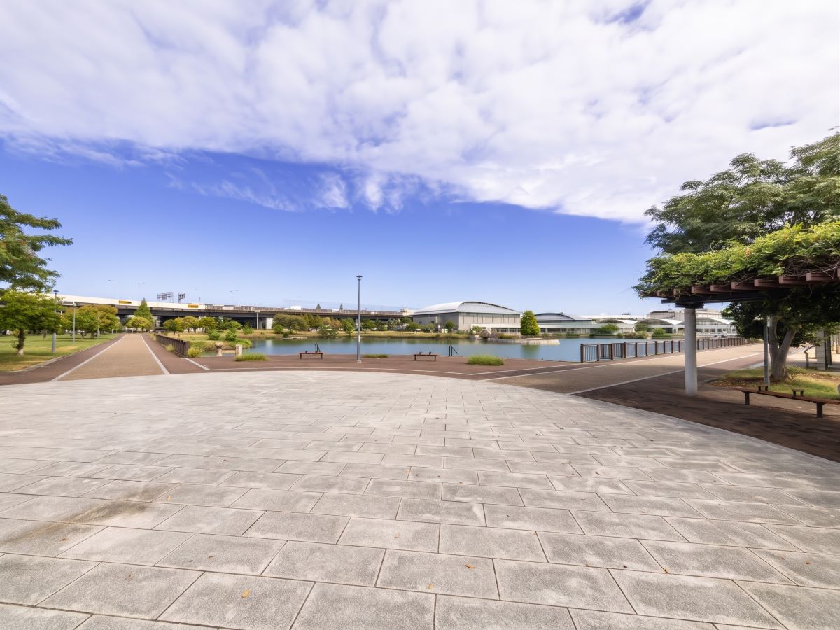 原池公園まで約2km（徒歩25分）　大型遊具や広大な芝生、BBQ場まで揃う総合公園です。週末に家族で思い切り体を動かしたり、ピクニックを楽しんだりできる憩いのスポットです。
