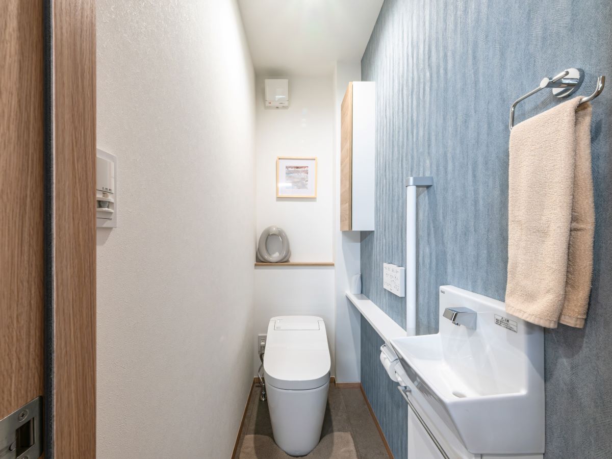 イイコトテラス堺・菱木 モデルハウス 区画番号No.1期‐5 トイレットペーパーやお掃除用具などが納められる収納を確保。いつもスッキリとした空間です☆