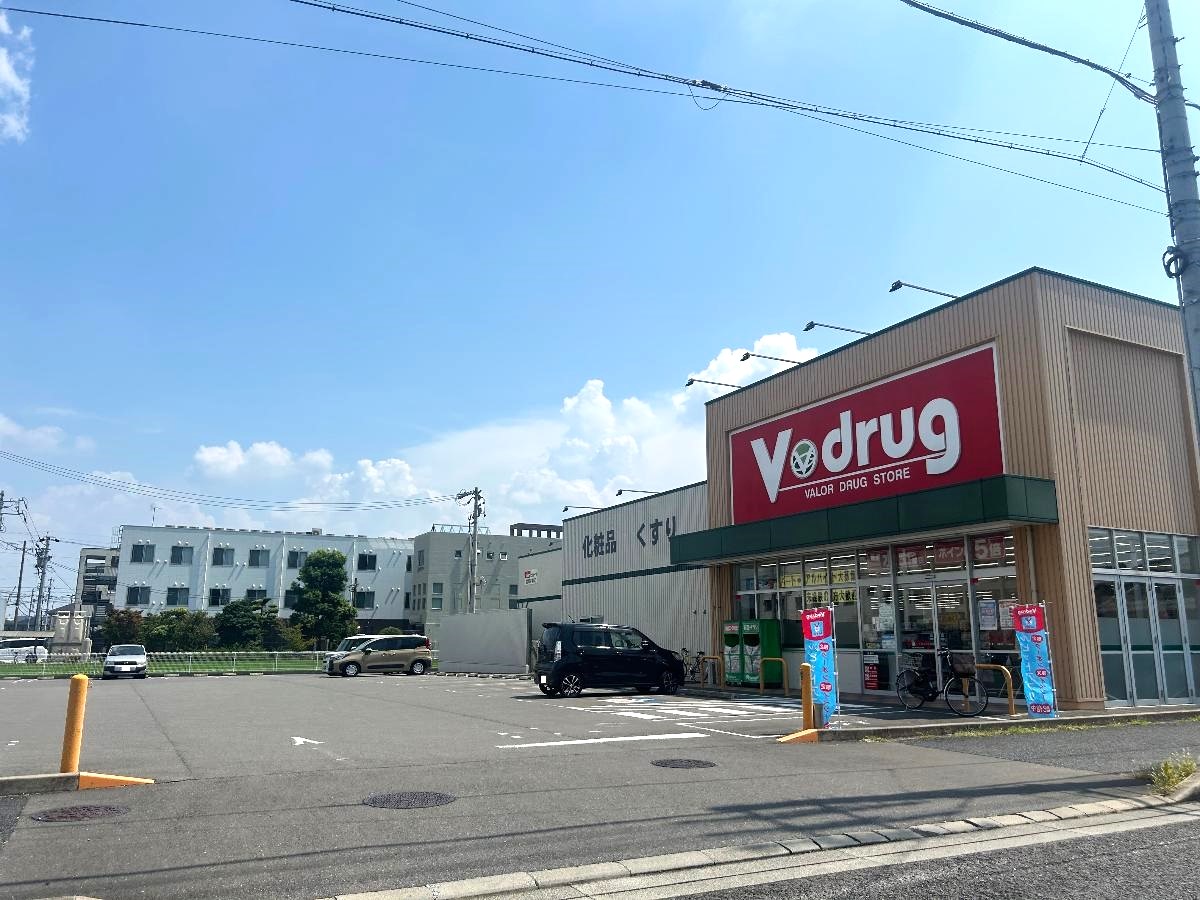 V・drug 茜部本郷店まで約380m（徒歩5分）　医薬品、化粧品、日用品、食品など幅広い商品が販売されています。
【営業時間】9:00～21:00