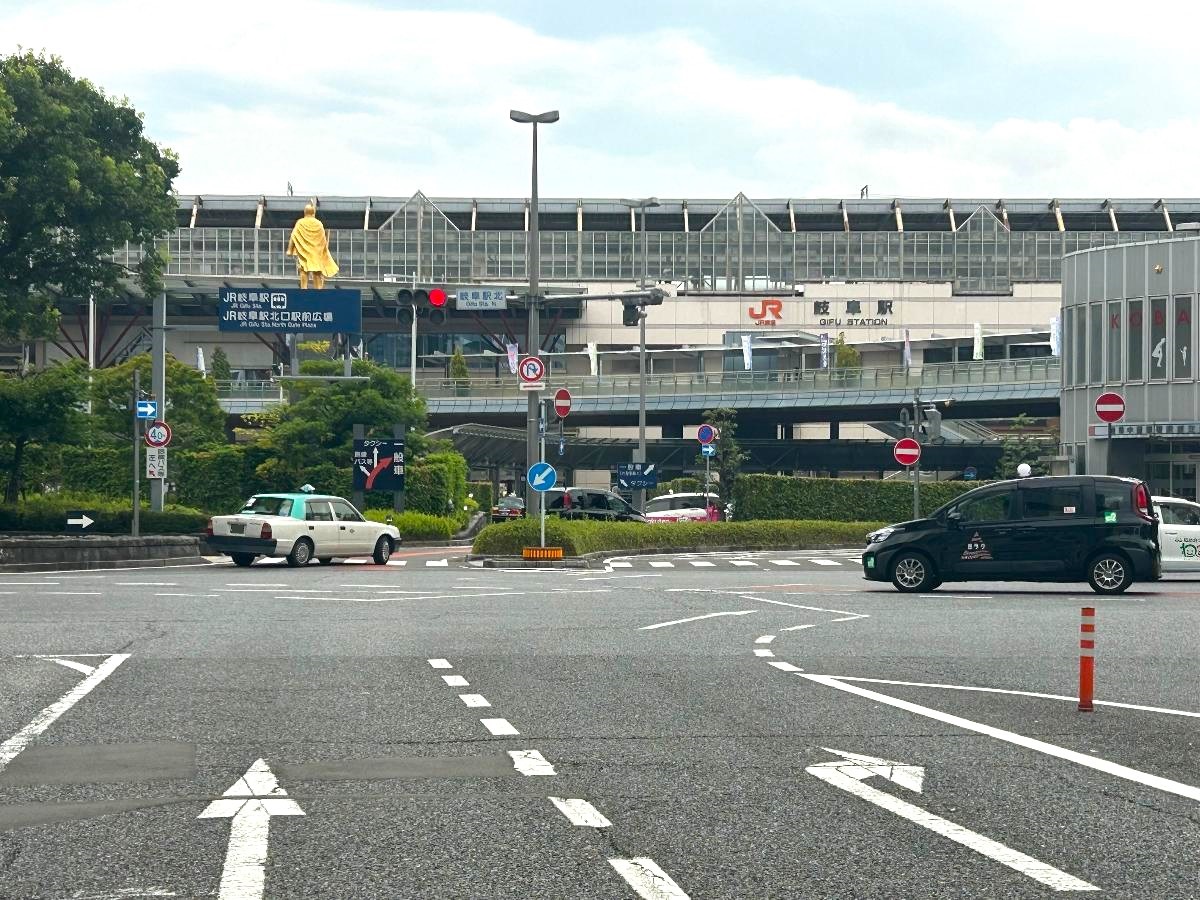 JR「岐阜」駅まで約2.3km（徒歩29分／車で約10分）　東海道本線と高山本線が乗り入れる岐阜市の中心駅です。通勤通学の際も便利ですね！