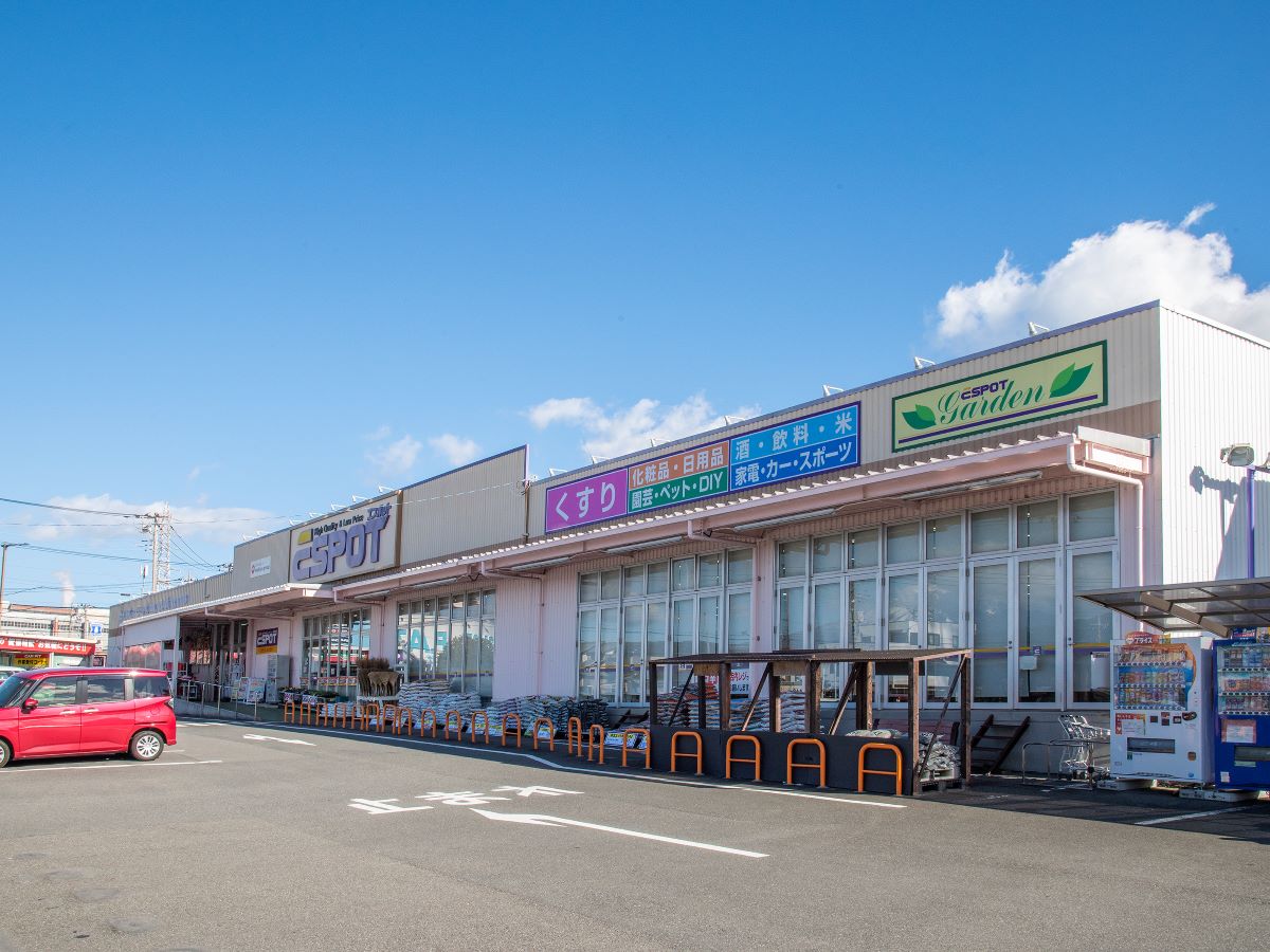 エスポット裾野店まで約1.7km（徒歩22分／車で約6分）　食料品・日用品だけでなく、ペット用品・医薬品まであり、品揃え豊富。またカーサービスも併設しており、タイヤ交換もできます。