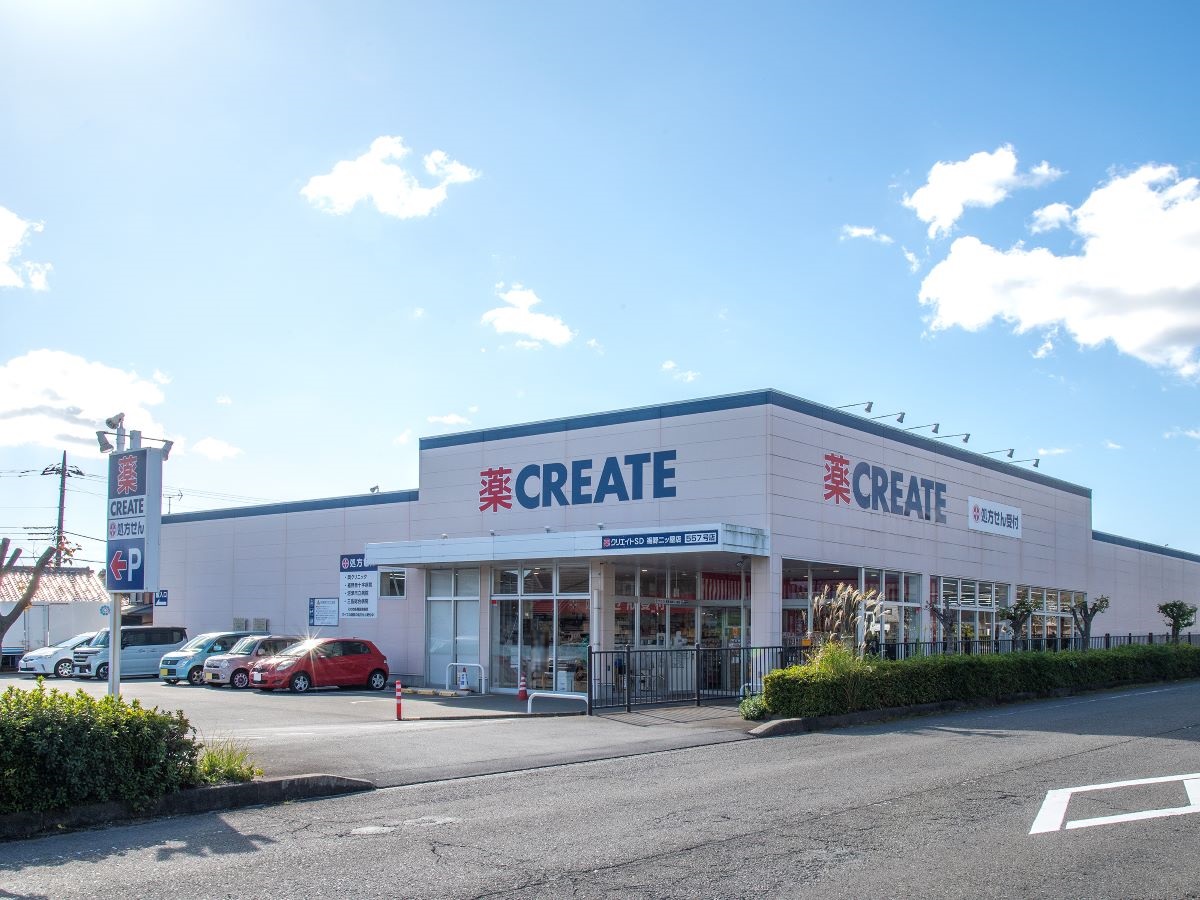 クリエイトSD裾野二ッ屋店まで約1km～1.1km（徒歩13分～14分／車で約3分）　駐車場が広く、日用消耗品などの買いだめにとても役立つお店です。営業時間：9：00～21：00です。
