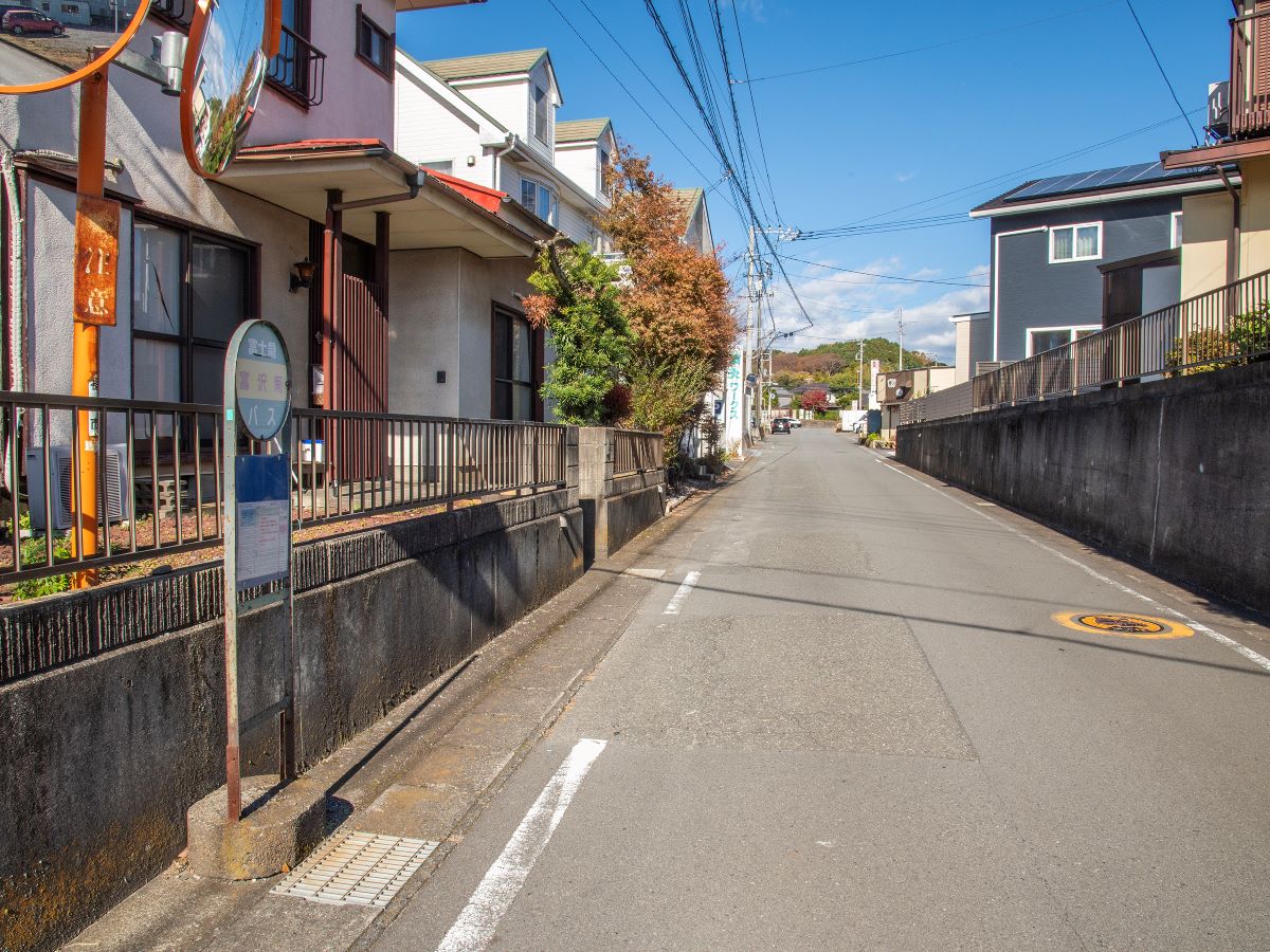 「富沢南」バス停(市内循環線)まで約500m～600m（徒歩7分～8分）　裾野駅まで約10分です。(水・金曜日運行)
※最新の時刻表は運行会社様のHPなどをご確認ください。
