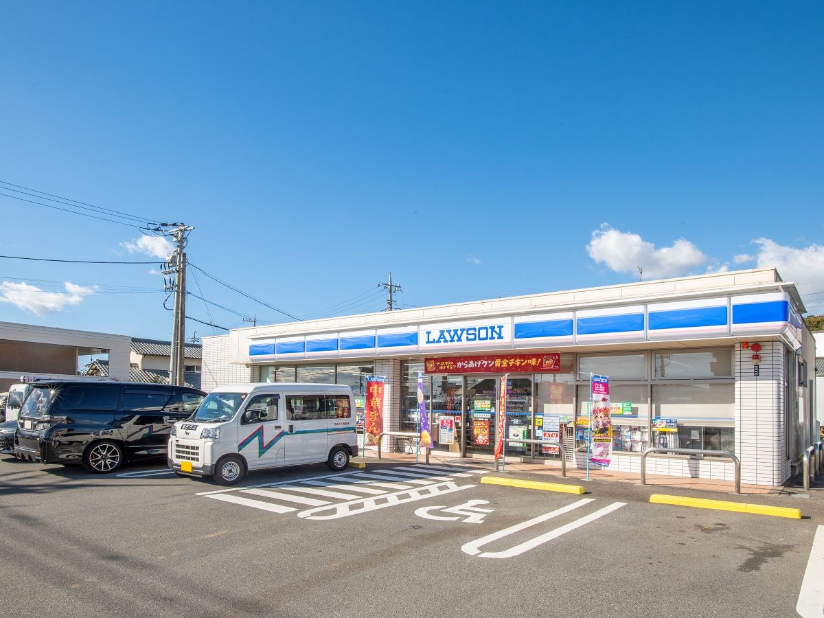 ローソン　長泉南一色店まで約400m～450m（徒歩5分～6分）　急なお買い物に便利。惣菜・冷凍食品も充実！お忙しい中での家事の時短に一役買ってくれそうです。
